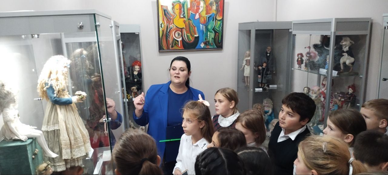 Read more about the article Учащиеся ЦРТДиЮ посетили выставку «Прелестные куклы»
