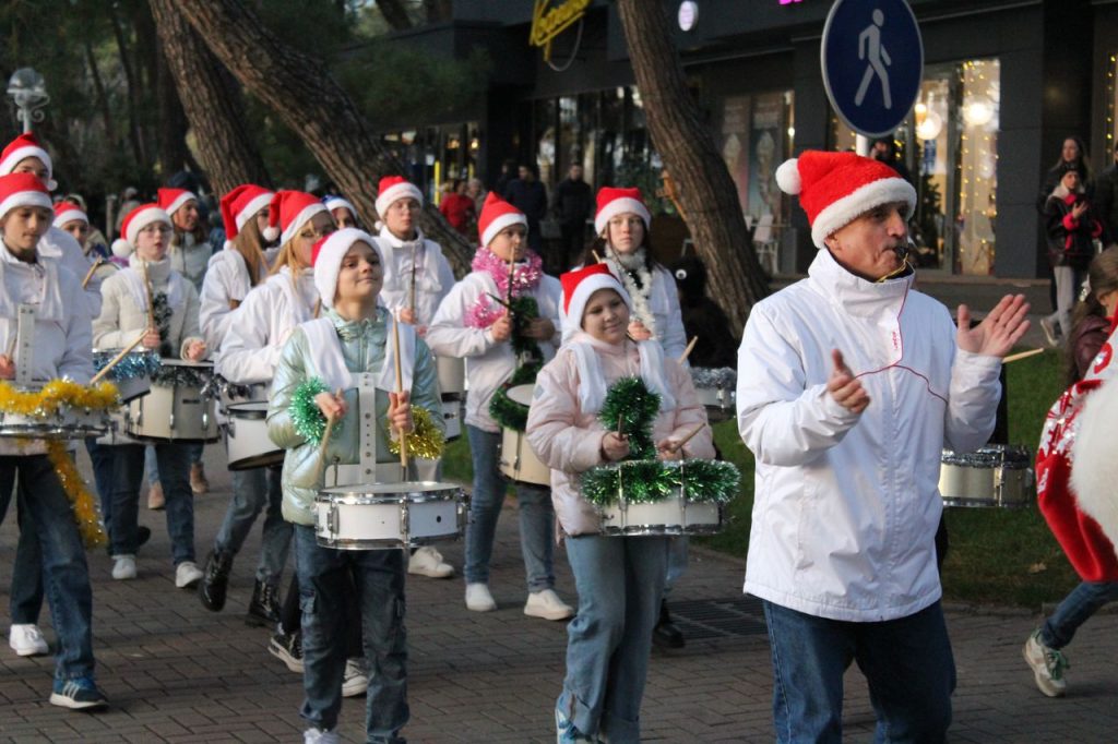Подробнее о статье Новогоднее шествие Дедов Морозов и Снегурочек!