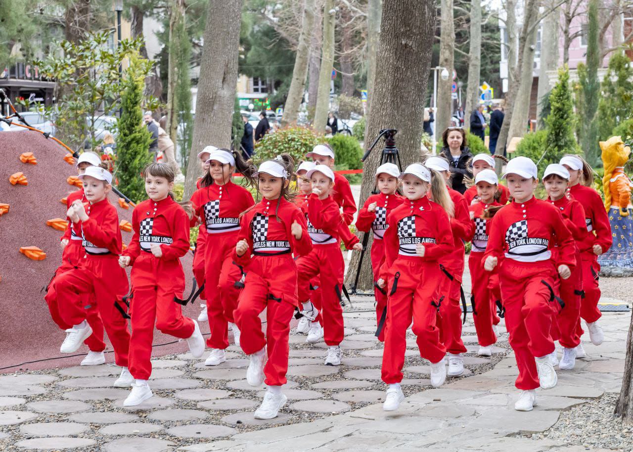 Студия эстрадного танца “Грация” украсила открытие детского парка “Города сказок”