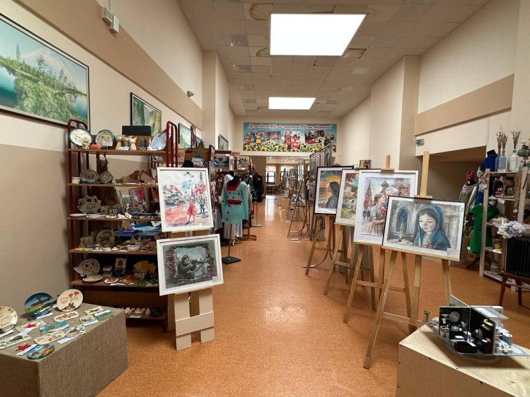 Подробнее о статье Городская выставка «Весенний калейдоскоп — 2025» — «Небо Победы!»