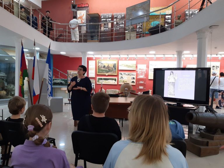 Подробнее о статье Экскурсия в Геленджикский музей!