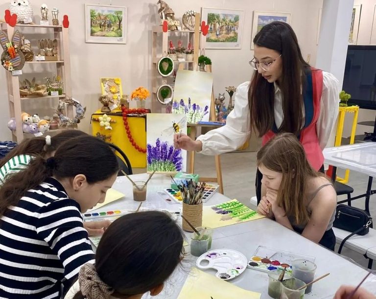 Подробнее о статье Выставка «Весенний калейдоскоп»